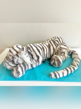 Jellycat Large Sacha Snow Tiger BNWT - 100% Authentic with Dust Bag